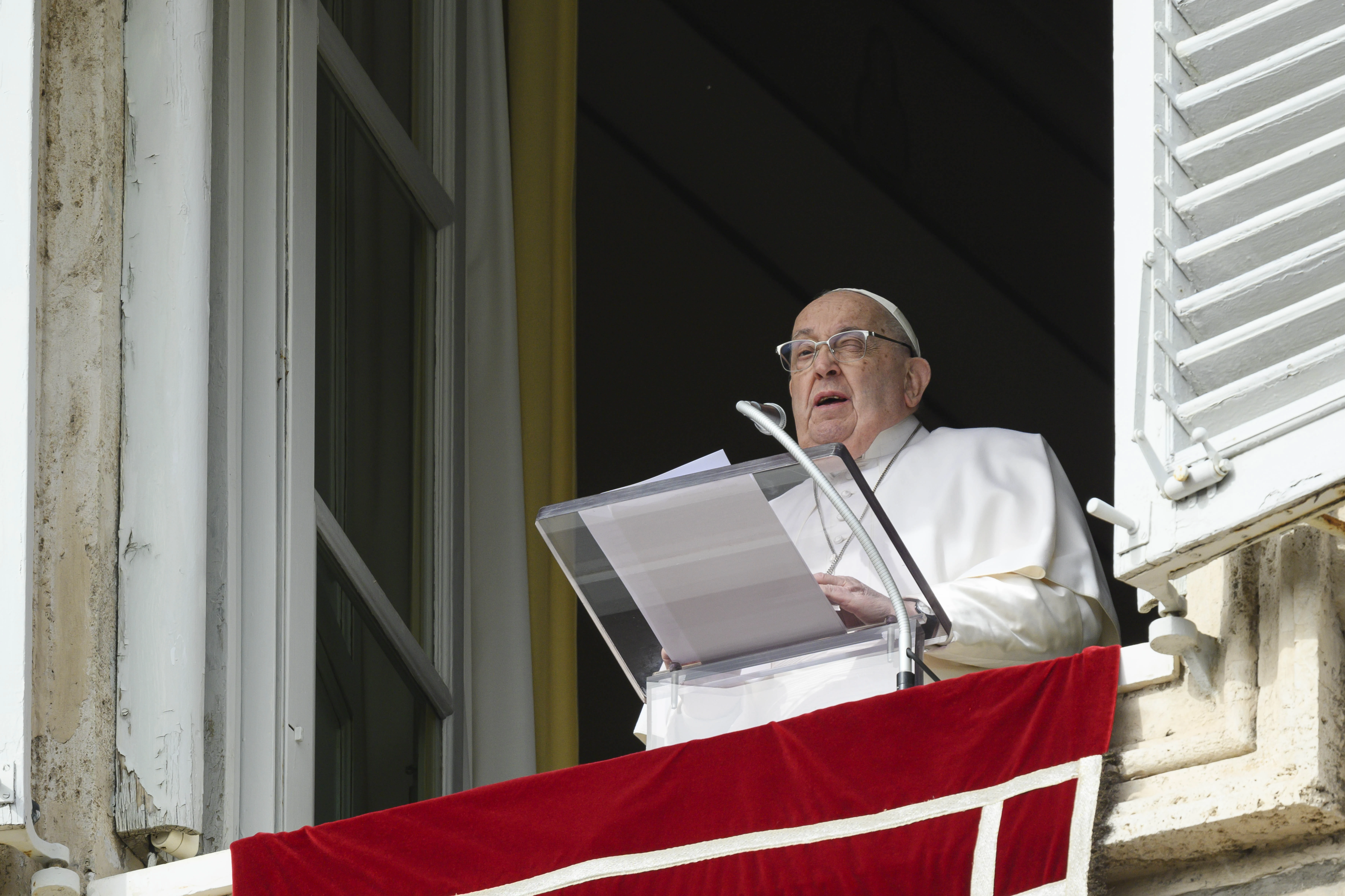 Love and light: Pope Francis reflects on Christ’s presentation