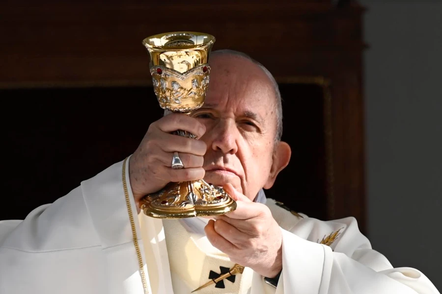 Pope Francis tells liturgists to avoid ‘pageantry or prominence’