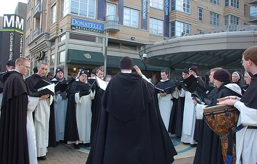 Dominican friars and sisters sing carols in Washington D.C. Dec. 16, 2013. Credit: Addie Mena/CNA.