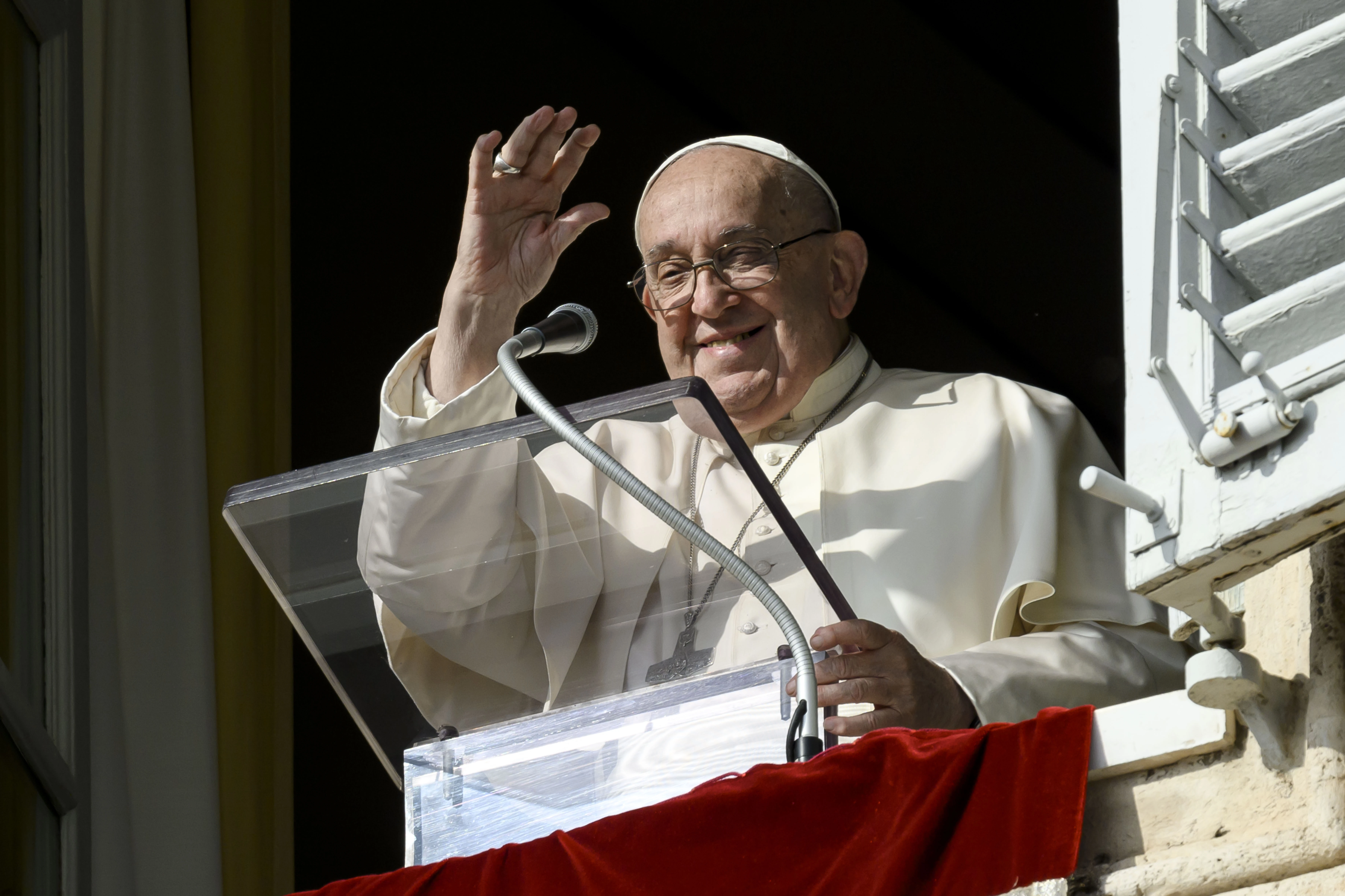 Pope Francis: Self&amp;sacrifice, humble service are key to good leadership  