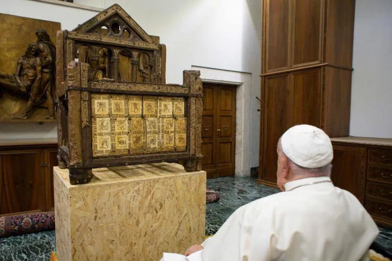 What’s behind the viral photo of Pope Francis venerating a chair?