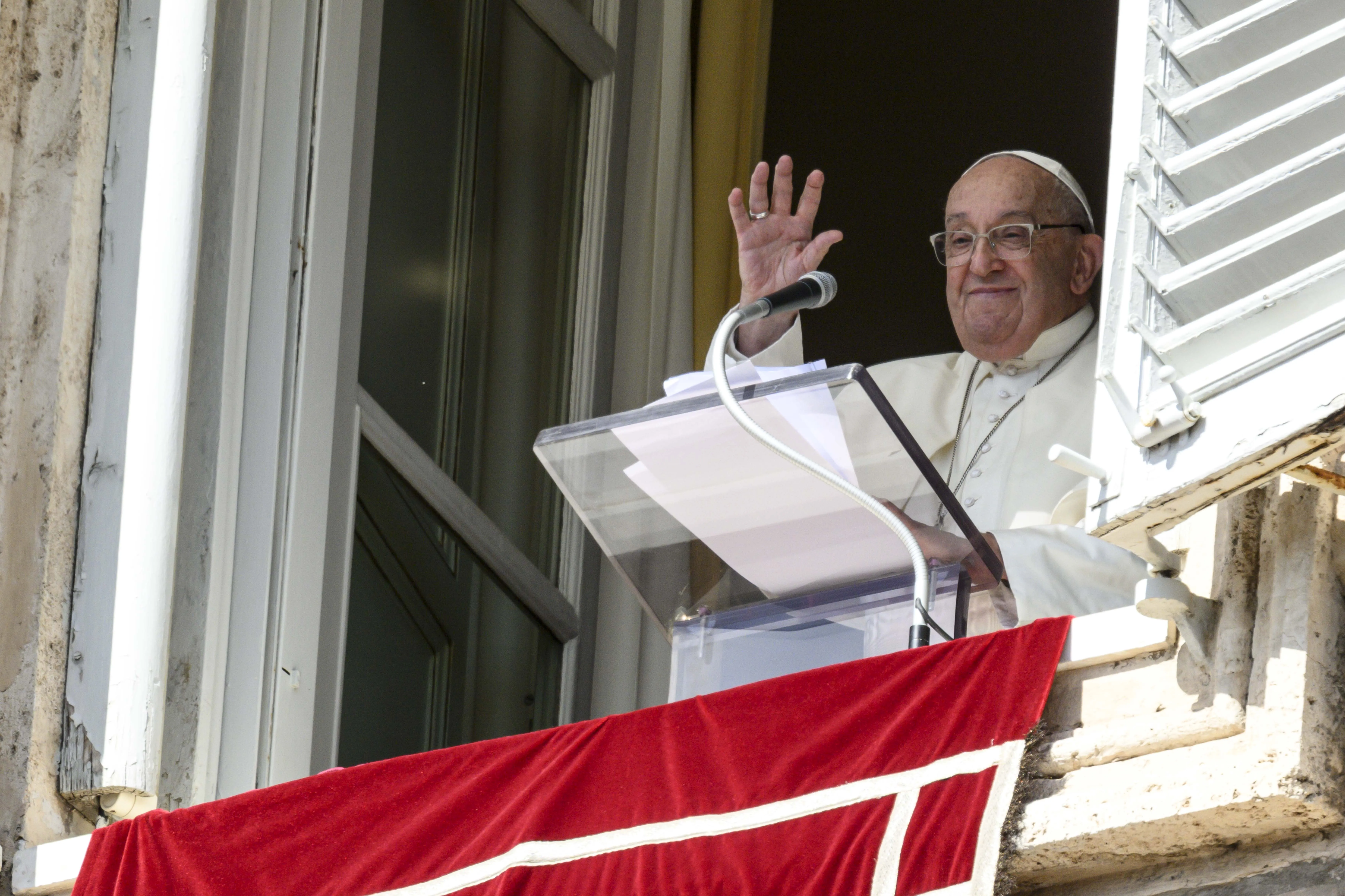 Pope Francis urges married couples to ‘be open to life’