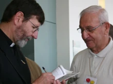 Father Pacwa signs booklet for Fran Pandiscio / Photo 