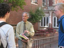 Prof. Kenneth Howell speaks with students on the University of Illinois campus. 