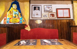 A table dedicated to Benedict XVI in his favorite Rome restaurant, Cantina Tirolese. Daniel Ibáñez/CNA.