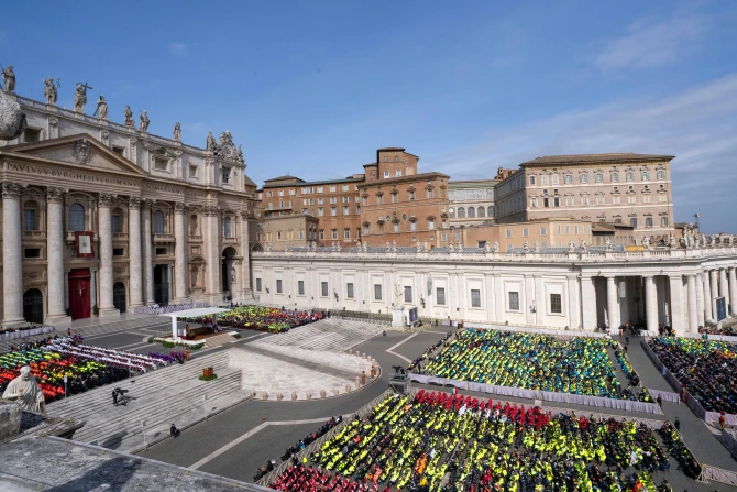 Pope Francis thanks world's volunteers for the 'miracle of tenderness' |  Catholic News Agency