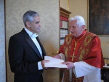 Ambassador Miguel Diaz presents his credentials to Pope Benedict.