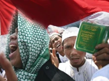 Members of the Islamic Defense Front demonstrate.