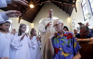 Robert Fuller receives a blessing at St. Therese Catholic church May 5 in Seattle. He died five days later. Photo: Elaine Thompson / Associated Press. (Not licensed for reproduction) 