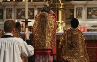 Cardinal Sarah, prefect of the Congregation for Divine Worship, says Mass in the London Oratory for the Sacra Liturgia conference, July 6, 2016. Lawrence OP via Flickr (CC BY-NC-ND 2.0).