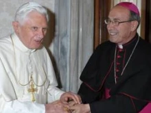 Archbishop Velasio De Paolis meets with Pope Benedict.