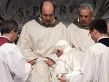 Pope Benedict washes the feet of a priest during Holy Thursday Mass