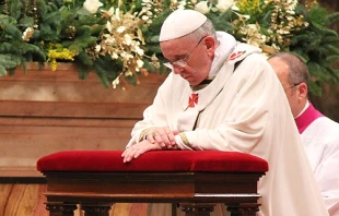 Pope Francis praying.   Lauren Cater/CNA.