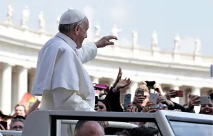 Pope Francis waves to pilgrims in St. Peter's Square on Easter Sunday April 16, 2017.   Lucia Ballester/CNA.