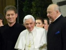 Pope Benedict XVI after Friday's concert with pianist Andrea Lucchesini (L) and director Neeme Järvi