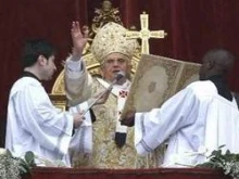 Pope Benedict imparts the solemn "urbi et orbi" Easter blessing