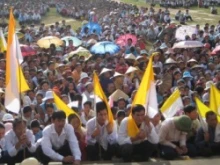 Vietnamese in Huong Phuong protest the treatment of Catholics in Dong Hoi. 