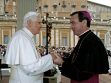 Pope Benedict greeting Bishop Dennis Schnurr; Photo 