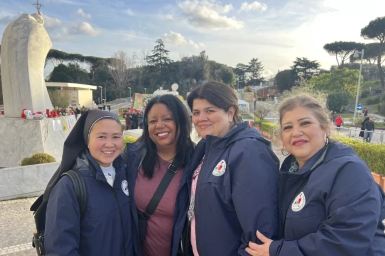 Jubilee pilgrims adding visit to Gemelli Hospital to pray for Pope Francis