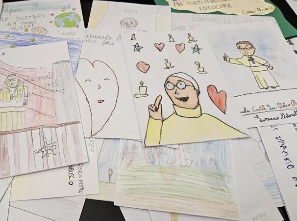 PHOTOS: Pope Francis receives get-well cards, drawings from schoolchildren in Rome