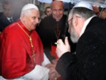 Pope Benedict XVI greets Jewish leaders at the Judenplatz