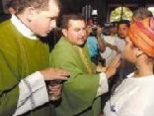 Fr. Conde denying communion to one of the abortion supporters (photo: La Prensa)