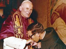 Br. Martin Mendez kisses the ring of Pope John Paul II. 