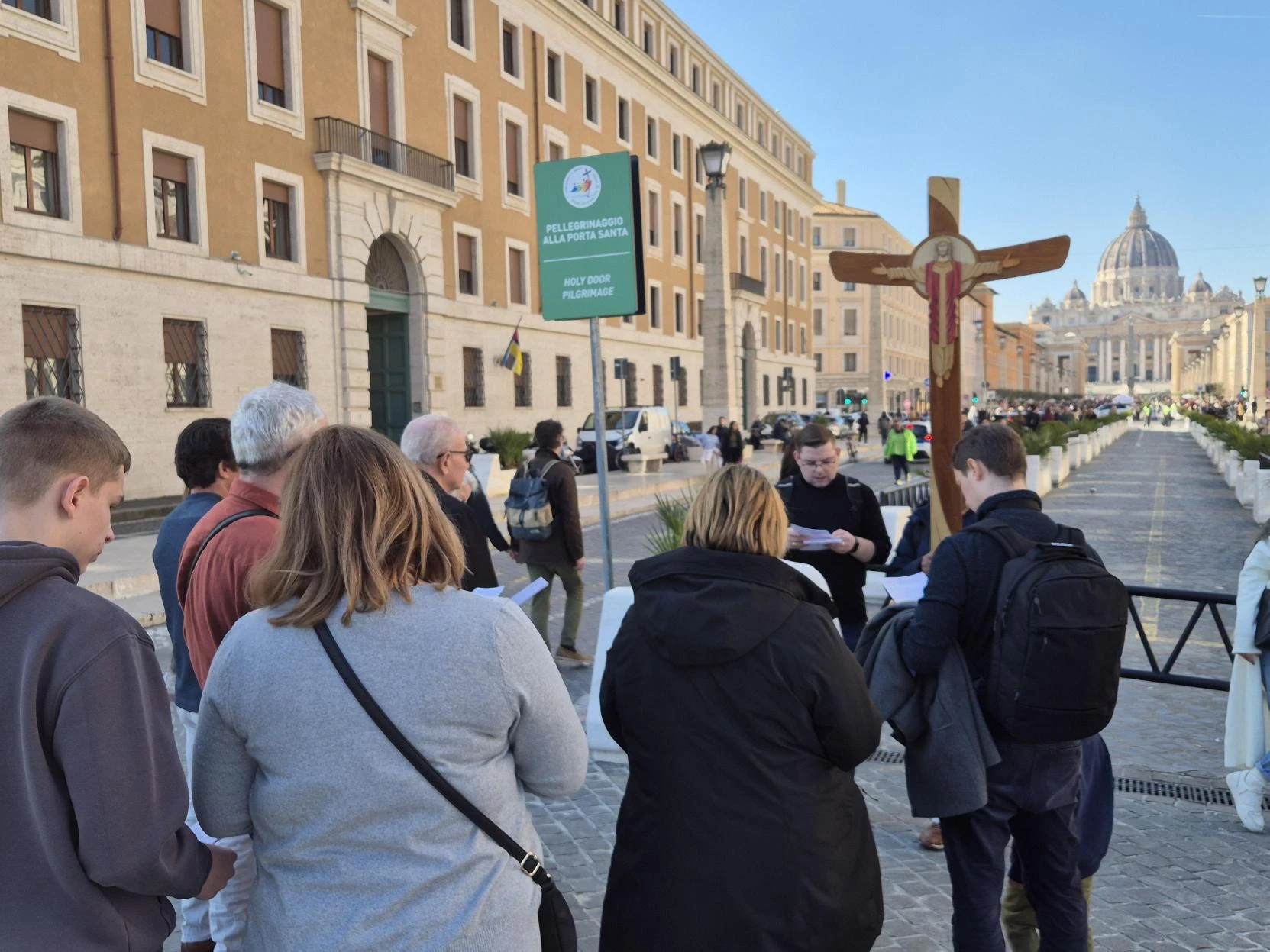 Jubilee pilgrims, Rome’s Catholics pray for Pope Francis