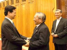 Prime Minister of Vietnam Nguyen Tan Dung greets some of the Catholic bishops of Vietnam