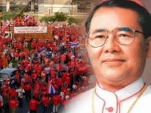 Red Shirt protestors and Archbishop Louis Chamniern.