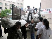 Volunteers unloading aid materials in Chengdu