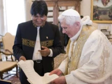 Pope Benedict meets with Evo Morales.