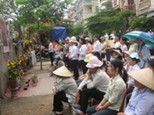 Vietnamese Catholics praying for the return of their confiscated land