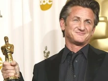 Sean Penn receiving his Oscar