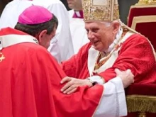 Archbishop Allen Vigneron receives the pallium from Pope Benedict. 