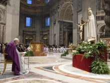 Pope Francis reads the Act of Consecration to the Immaculate Heart of Mary in St. Peter’s Basilica, March 25, 2022.