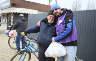 A Caritas-Spes worker brings aid to people near Kyiv, Ukraine. Private archive.