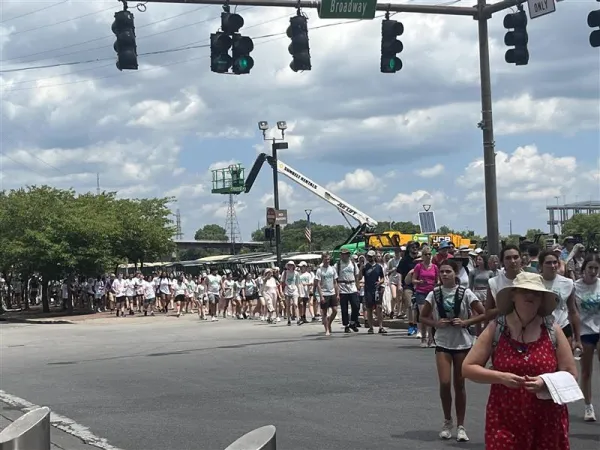 Euharistijska procesija vijuga niz First Avenue NW uz rijeku Cumberland u Nashvilleu, Tennessee, u petak, 28. lipnja 2024. Zasluge: Tyler Arnold/CNA