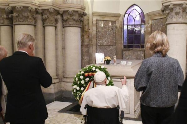 Pope Francis prays at the tomb of the Belgian king who chose to abdicate rather than sign abortion into law. Sept. 28, 2024. Credit: Vatican Media