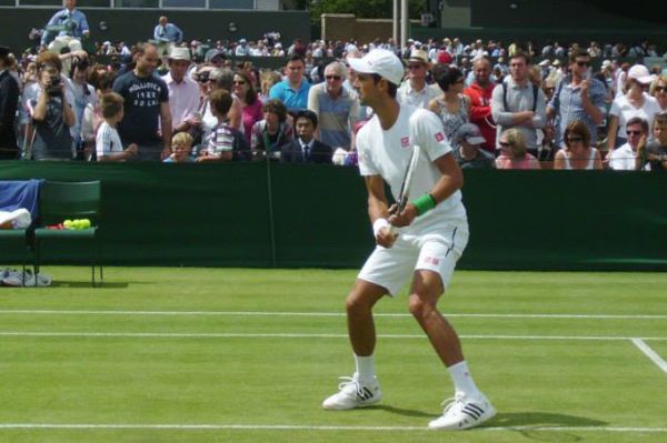 Novak Đoković zagrijava se prije meča na Wimbledonu 2013. Zasluge: Jonah McKeown