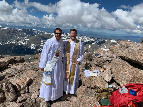 Otac John Nepil iz nadbiskupije Denver (desno) slavi misu na vrhu planine Yale u blizini Buena Viste, Colorado, s ocem Seanom Conroyem iz nadbiskupije Denver. Zasluge: Fotografija ljubaznošću oca Johna Nepila