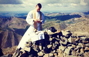 Father John Nepil of the Archdiocese of Denver celebrates Mass on top of Wetterhorn Peak in the San Juan Mountains in Colorado. Credit: Photo courtesy of Father John Nepil