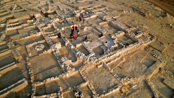 Israel Antiquities Authority excavation in Rahat (aerial view). Credit: Emil Aladjem/Israel Antiquities Authority