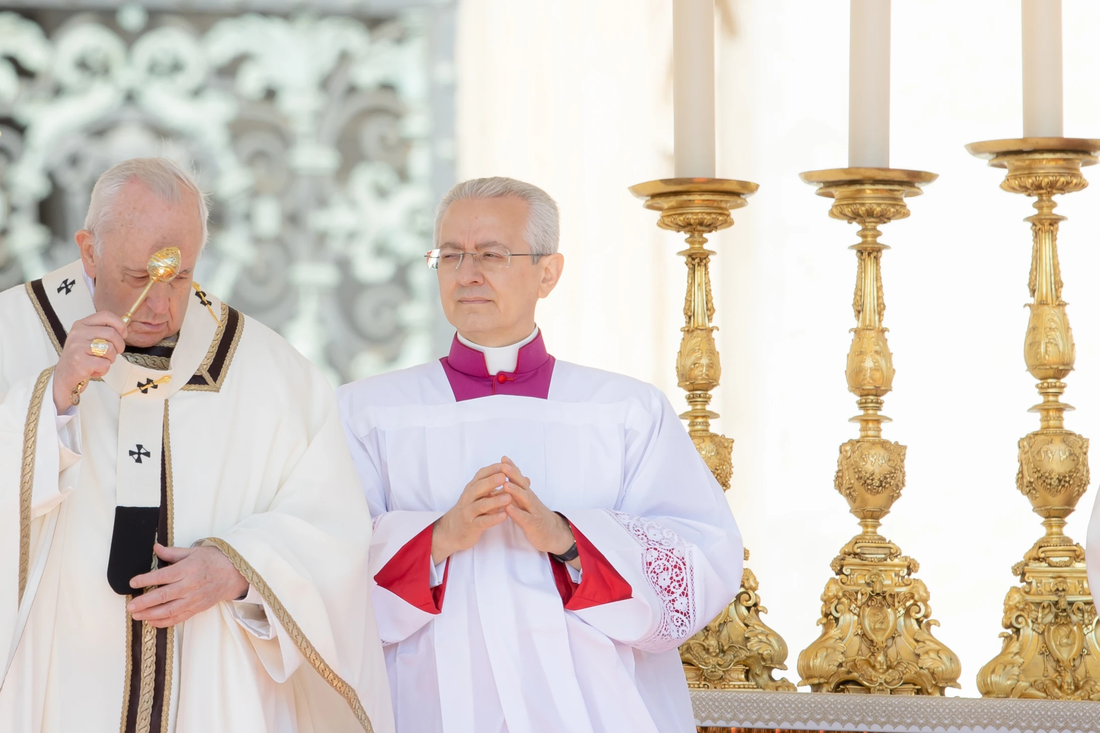 Pope Francis Celebrates Mass In St. Peter’s Square For Easter 2022 ...