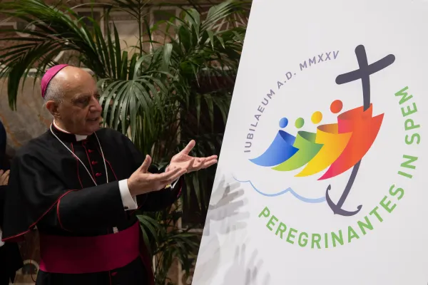 Nadbiskup Rino Fisichella, proprefekt Dikasterija za evangelizaciju, predstavlja logo za Jubilarnu godinu 2025., 28. lipnja 2022. Daniel Ibanez/CNA
