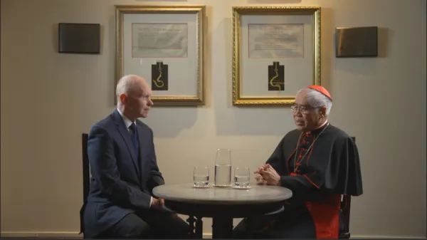 Kardinal William Goh sjedi s Matthewom Bunsonom, potpredsjednikom i direktorom uredništva EWTN News, 19. travnja 2024. Zasluge: Sean Boyce/EWTN News
