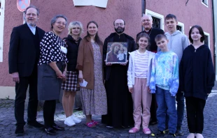 Bishop Rudolf Voderholzer with Ukrainian refugees in front of Msgr. Georg Ratzinger’s former home. Jakob Schötz/Diocese of Regensburg.