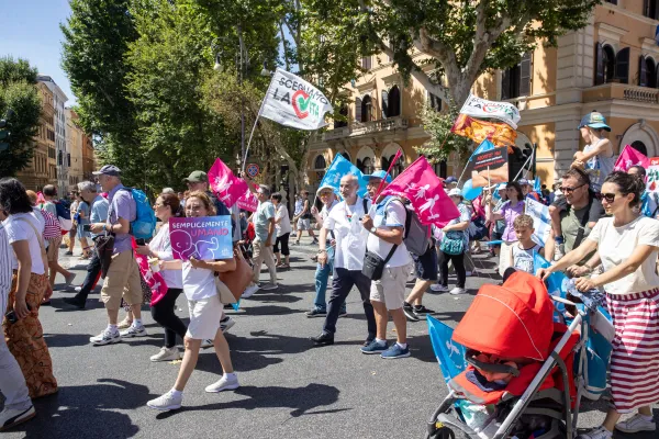 The march for life makes its way through Rome's city streets. Credit: Daniel Ibáñez/CNA