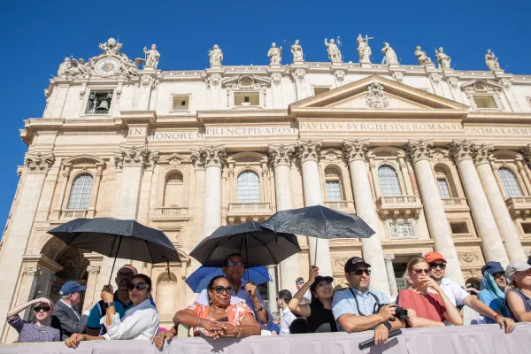 Hodočasnici se štite od sunca na papinoj općoj audijenciji na Trgu svetog Petra u Vatikanu, u srijedu, 26. lipnja 2024. Zasluge: Daniel Ibanez/CNA