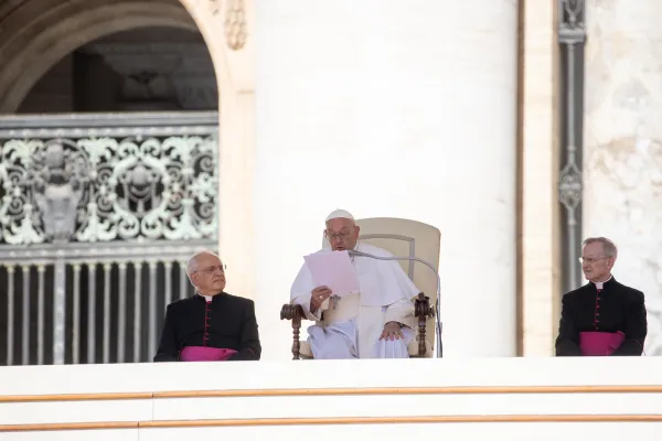Papa Franjo čita iz govora na svojoj općoj audijenciji na Trgu svetog Petra u Vatikanu, u srijedu, 26. lipnja 2024. Zasluge: Daniel Ibanez/CNA